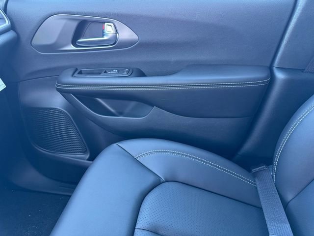 New 2026 Chrysler Pacifica Select w/ S Appearance Package image 17