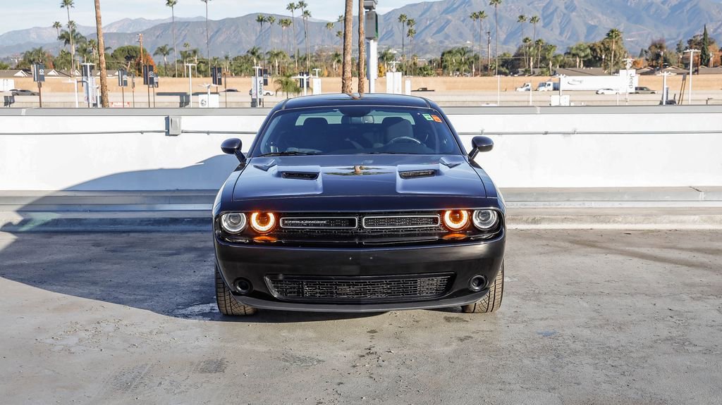 Used 2018 Dodge Challenger SXT image 3