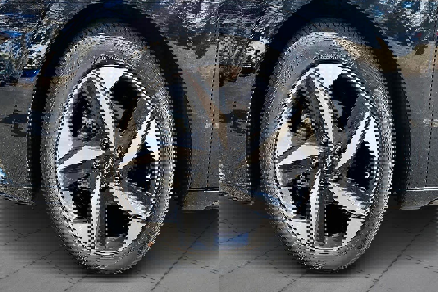 Used 2022 Hyundai Elantra Limited w/ Preferred Accessory Package image 11