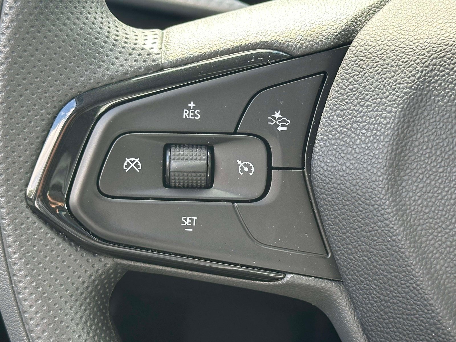 Used 2026 Chevrolet Trax LT w/ Sunroof Package FWD image 19