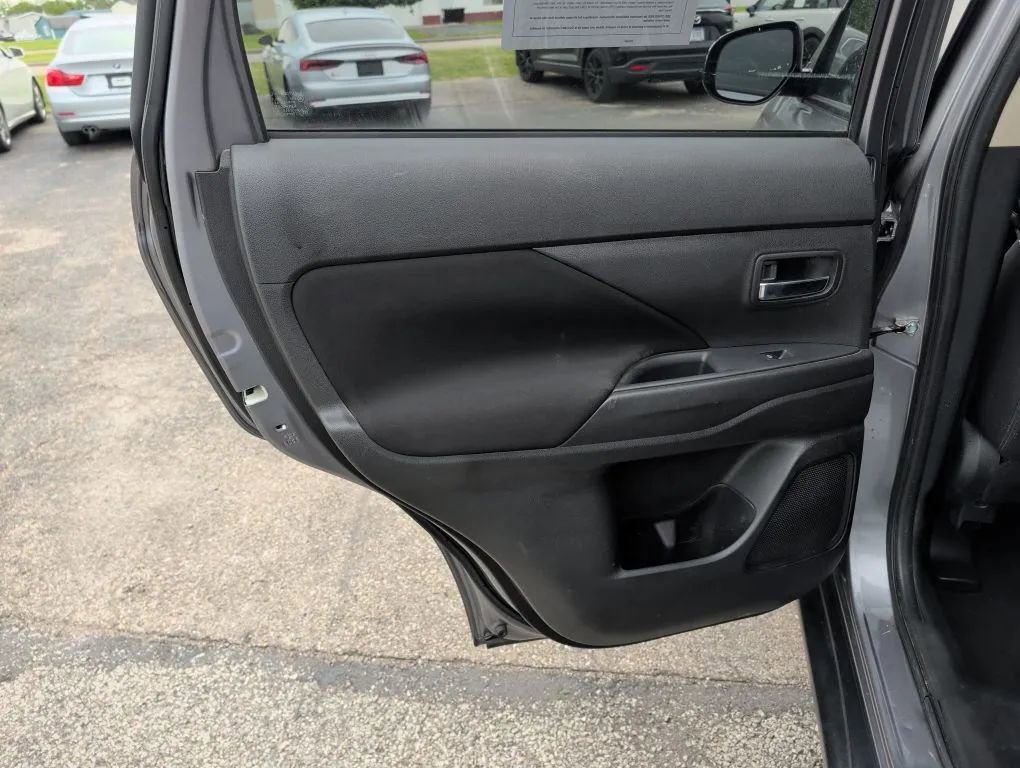 Used 2019 Mitsubishi Outlander ES FWD image 14