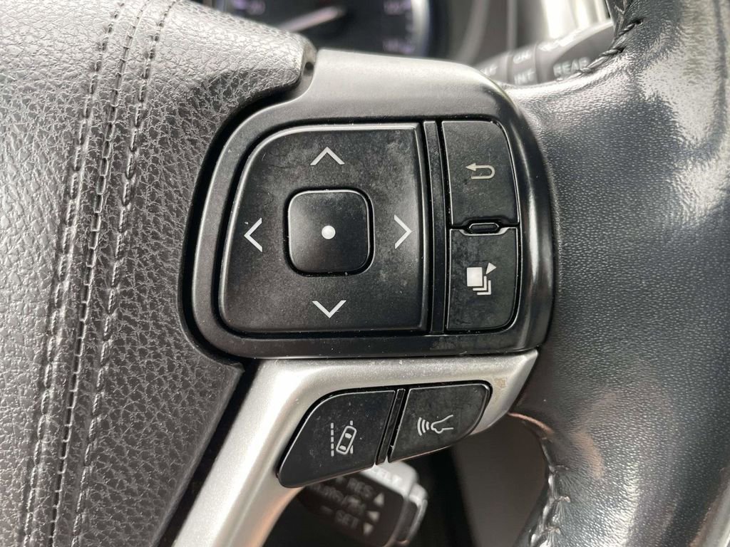 Used 2017 Toyota Highlander XLE FWD image 26