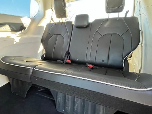 Used 2021 Chrysler Pacifica Limited image 28