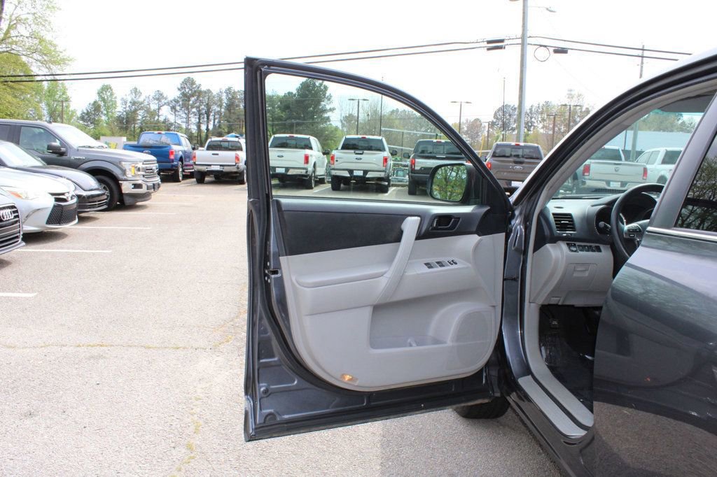 Used 2013 Toyota Highlander Plus w/ Cold Weather Pkg image 26