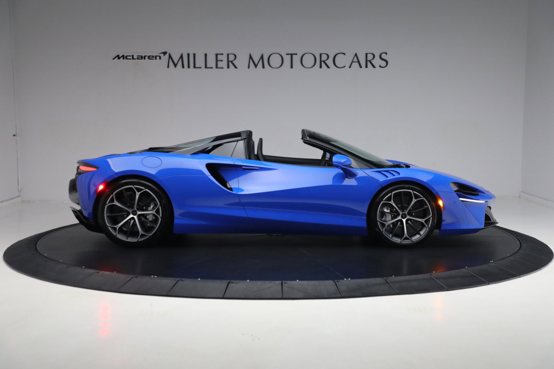 New 2025 McLaren Artura Spider image 9