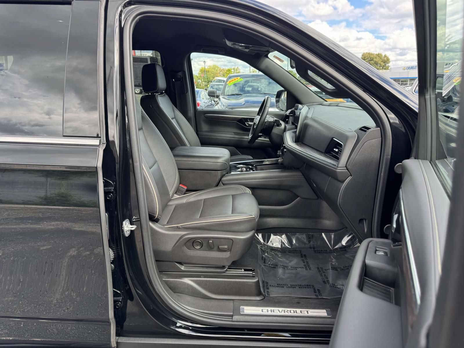 Used 2025 Chevrolet Tahoe Premier AWD/4WD image 15