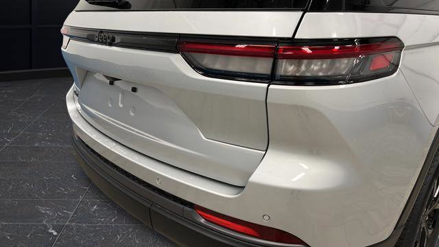 New 2026 Jeep Grand Cherokee Altitude image 33