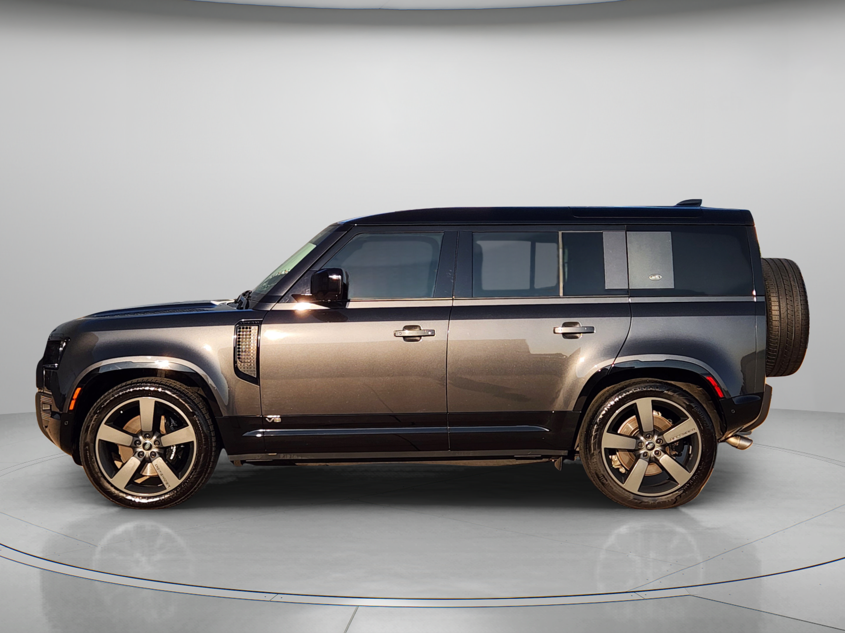 Certified 2023 Land Rover Defender 110 V8 AWD/4WD image 2