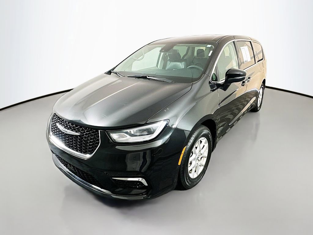 Used 2023 Chrysler Pacifica Touring-L image 3