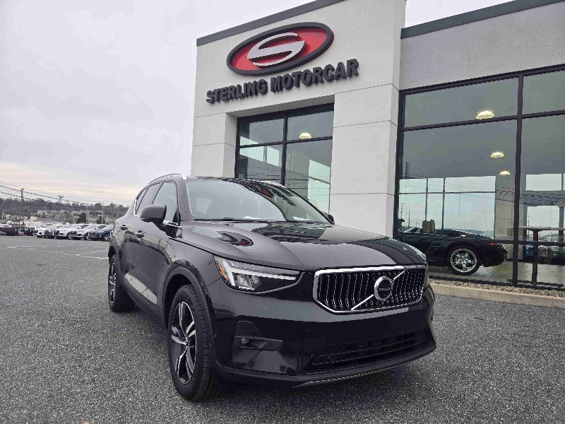 Used 2023 Volvo XC40 B5 Plus image 1