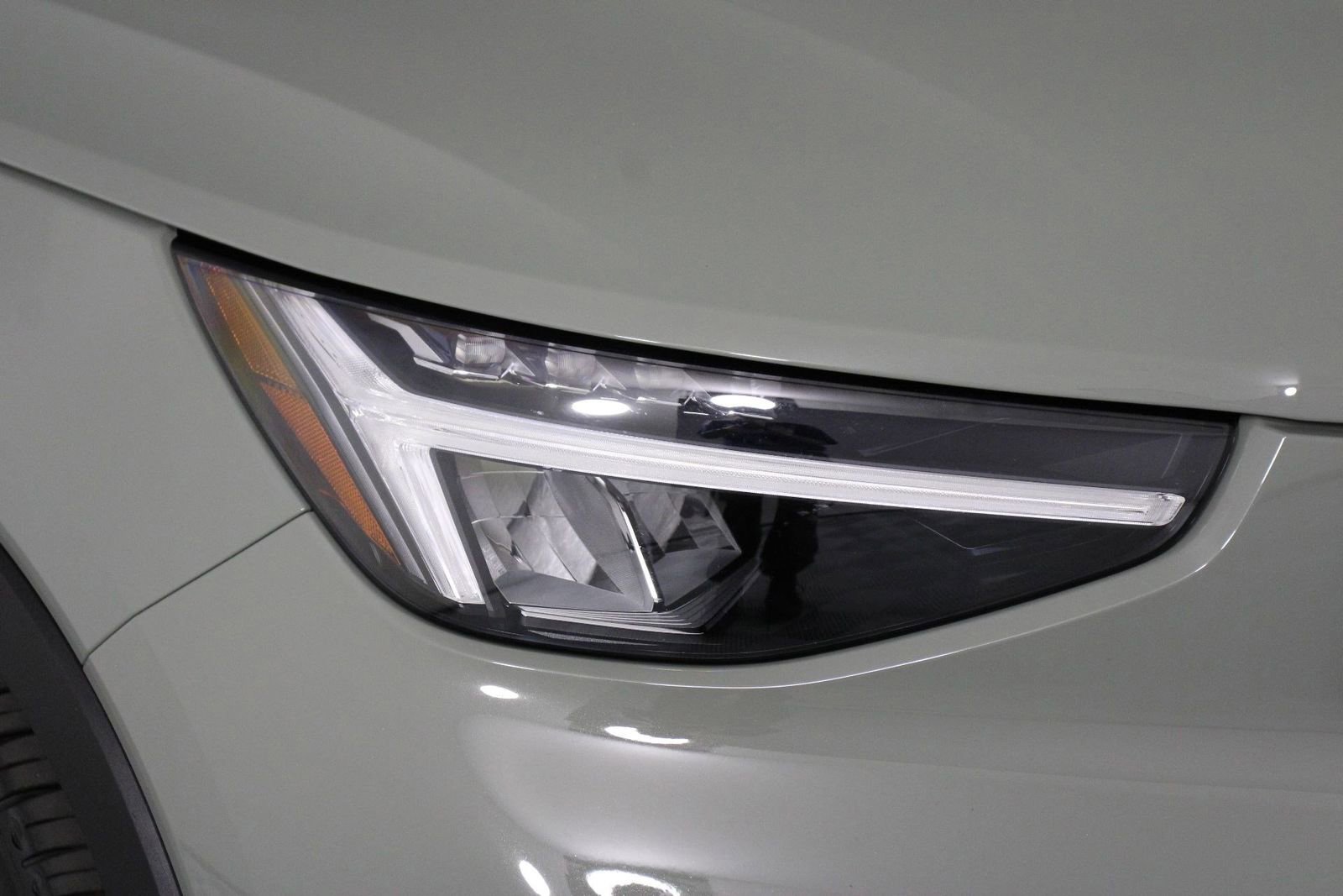 Certified 2025 Volvo XC40 B5 Plus image 26