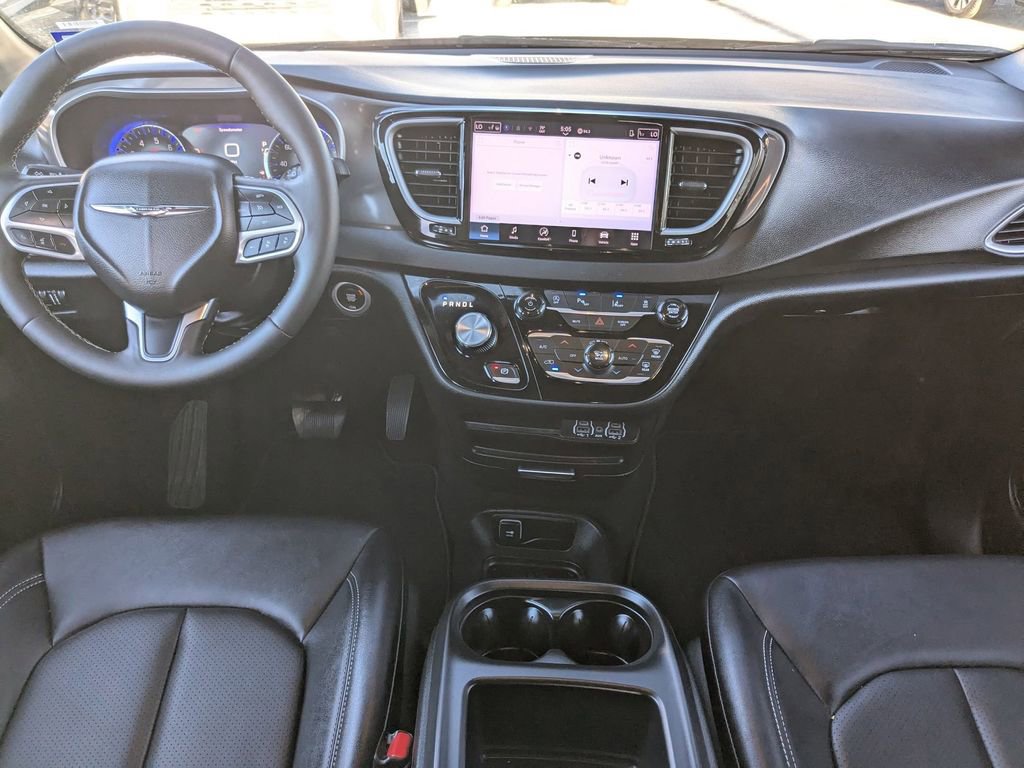 Used 2025 Chrysler Pacifica Select image 26