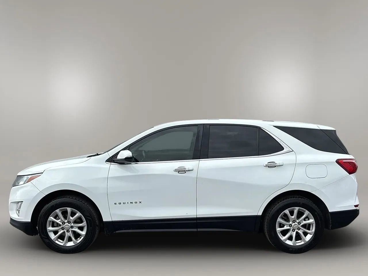 Used 2018 Chevrolet Equinox LT FWD image 2