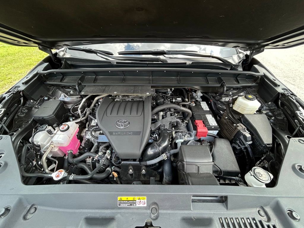 Used 2024 Toyota Highlander LE FWD image 11