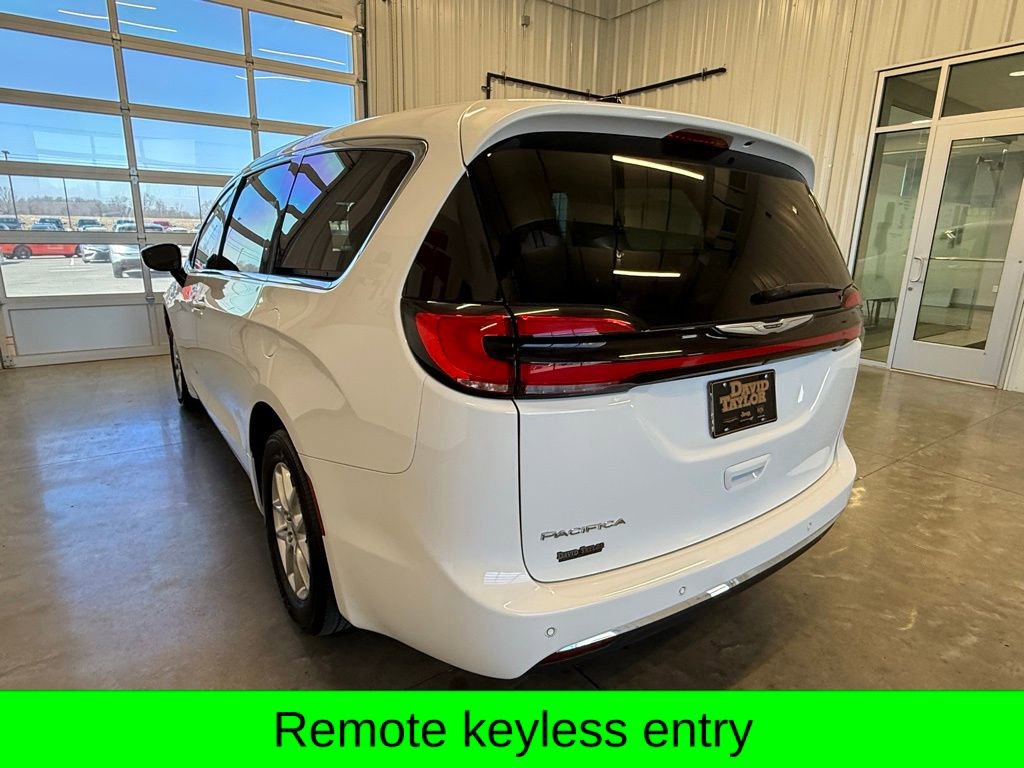 Used 2024 Chrysler Pacifica Touring-L image 5
