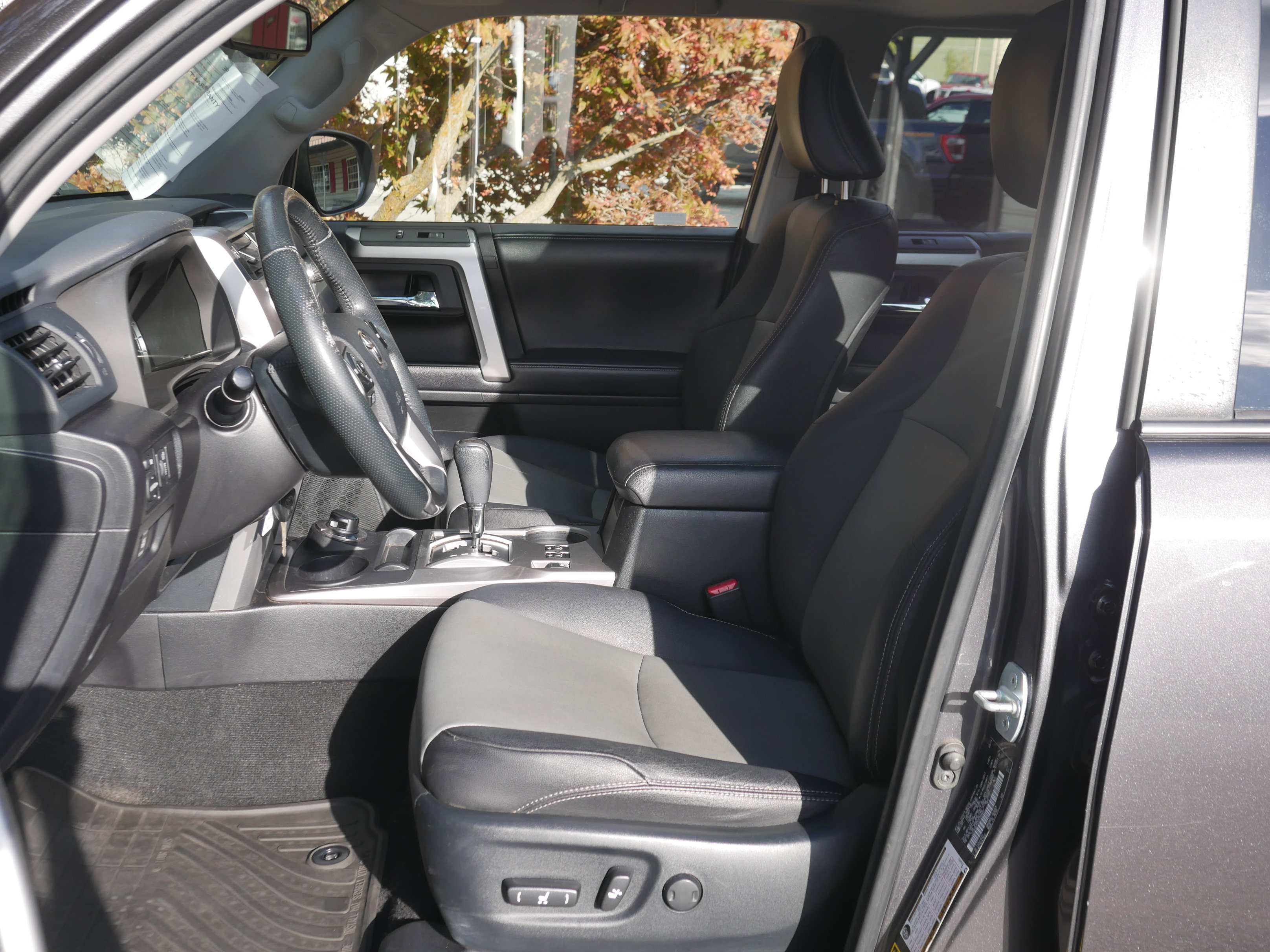 Used 2016 Toyota 4Runner SR5 Premium image 3