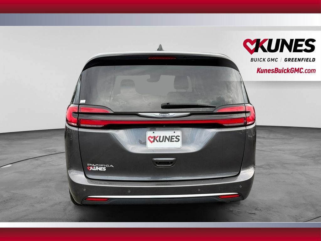Used 2023 Chrysler Pacifica Touring-L FWD image 9