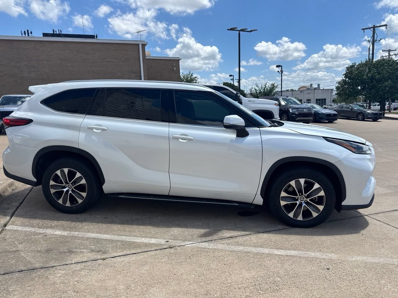 Used 2022 Toyota Highlander XLE FWD image 4