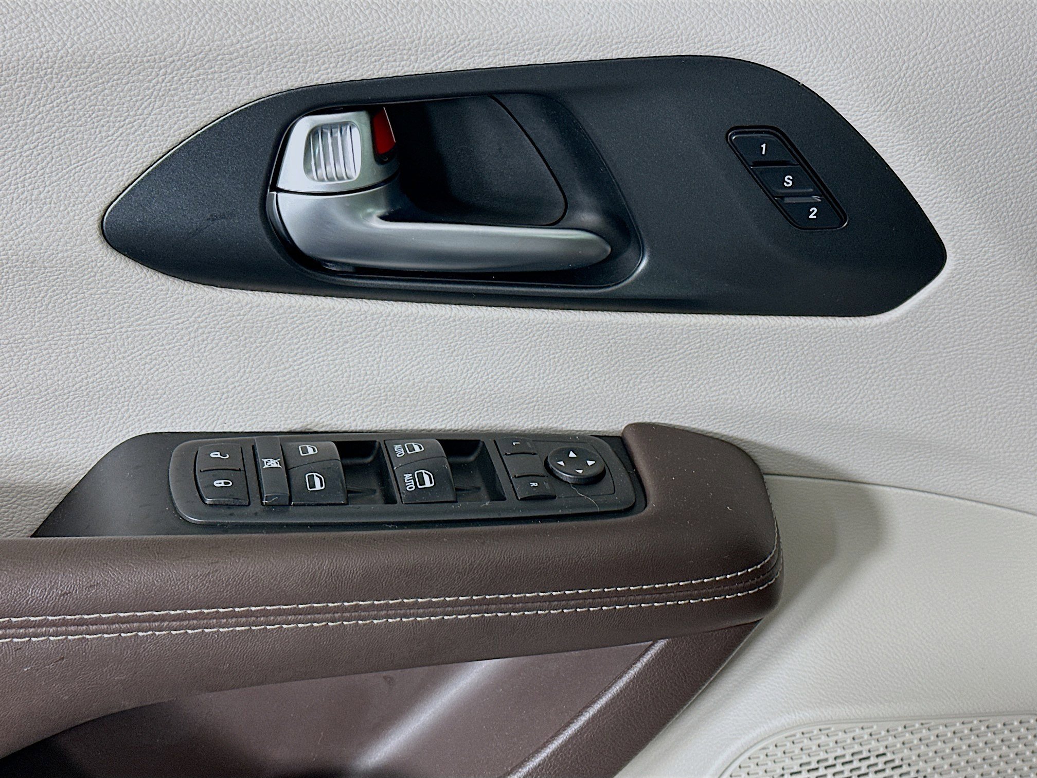 Used 2021 Chrysler Pacifica Touring-L image 15