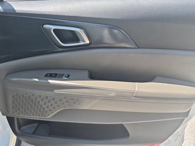 Used 2025 Kia Carnival FWD image 34