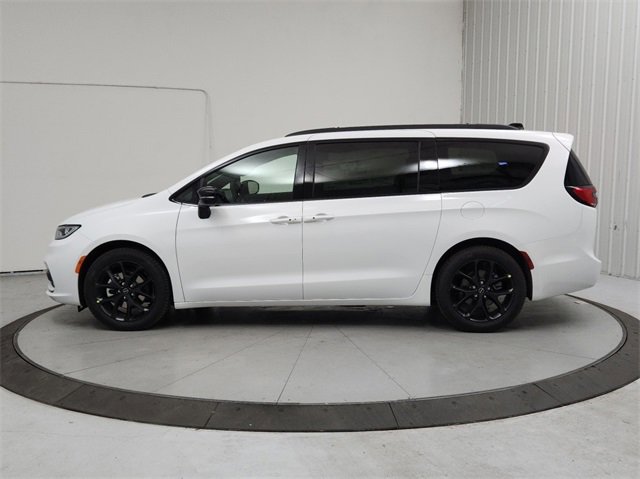 New 2026 Chrysler Pacifica Limited w/ S Appearance Package image 4