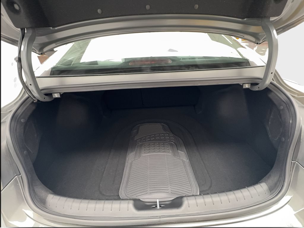 Used 2025 Hyundai Elantra Limited FWD image 16