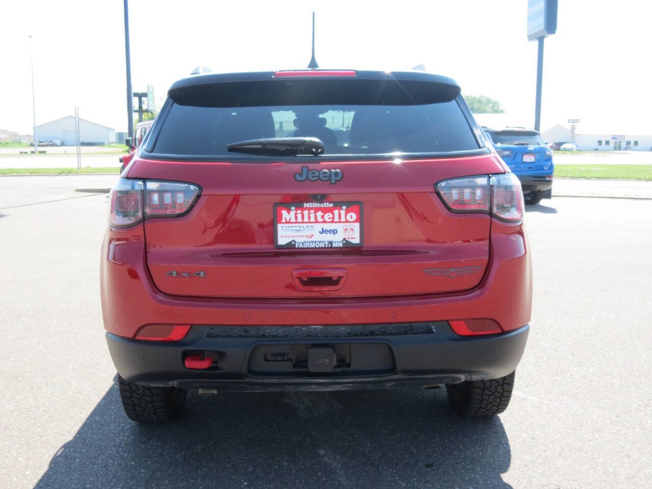 Used 2025 Jeep Compass Trailhawk w/ Trailhawk Convenience Group AWD/4WD image 6