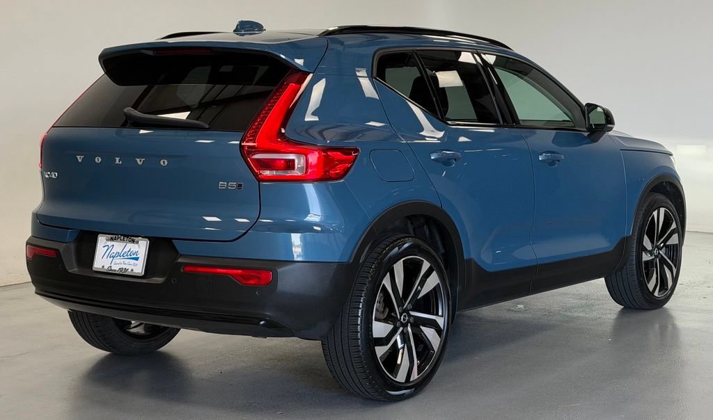 Used 2023 Volvo XC40 B5 Plus w/ Driver Assist Package AWD/4WD image 3