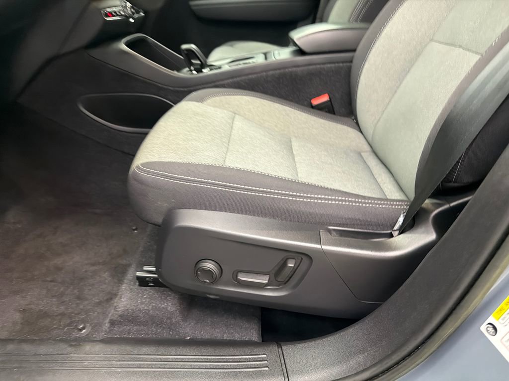 Used 2023 Volvo XC40 B5 Core image 10