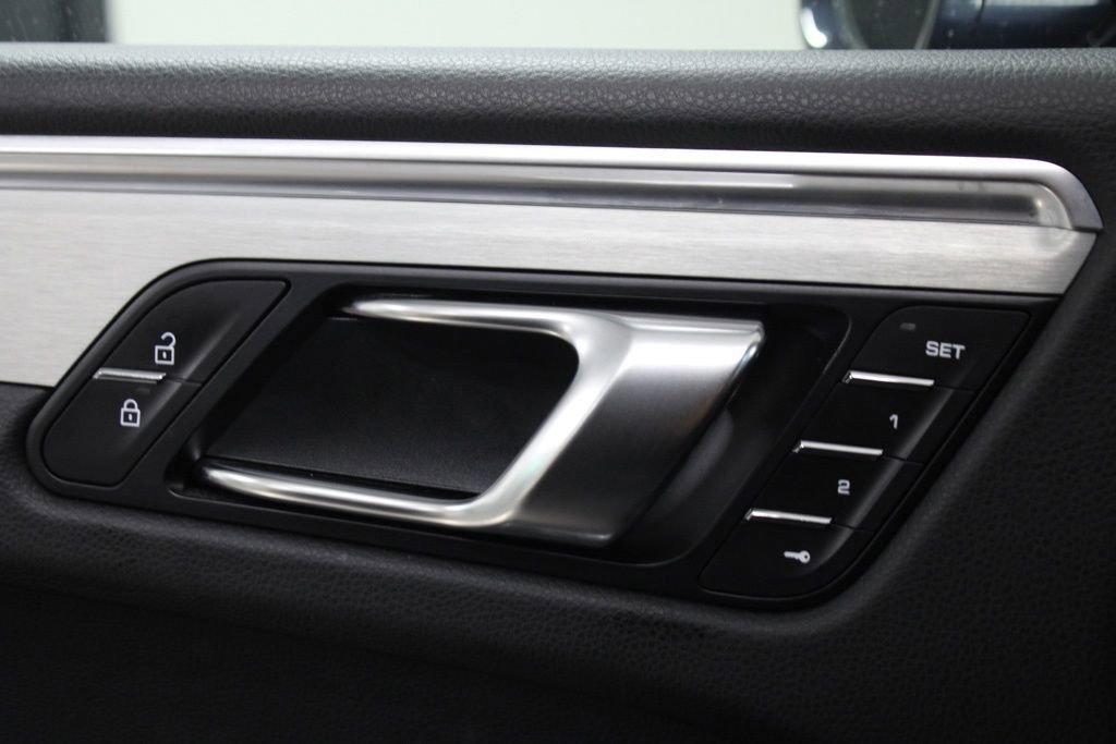 Certified 2022 Porsche Macan S AWD/4WD image 18