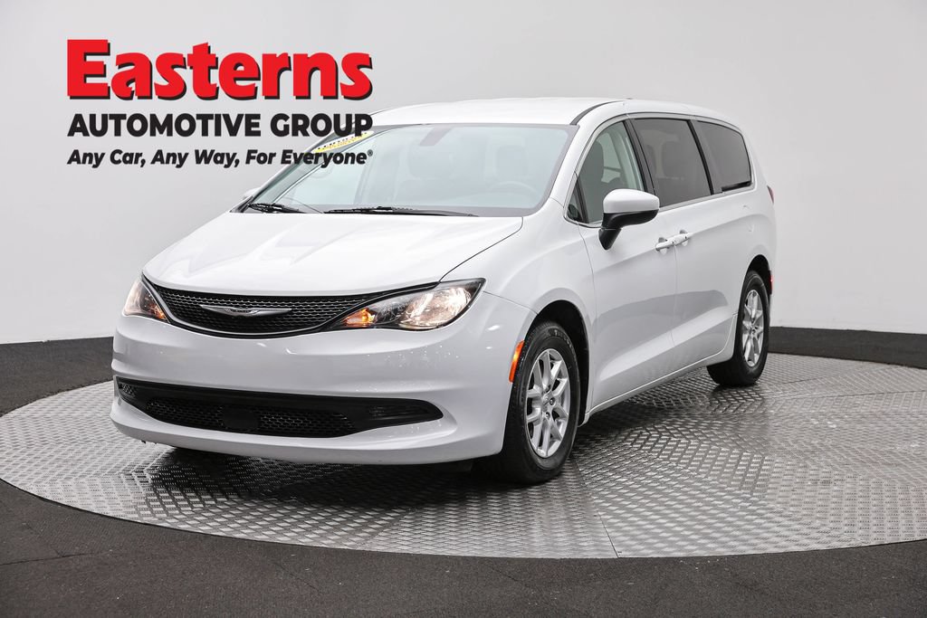 Used 2022 Chrysler Voyager LX FWD image 1