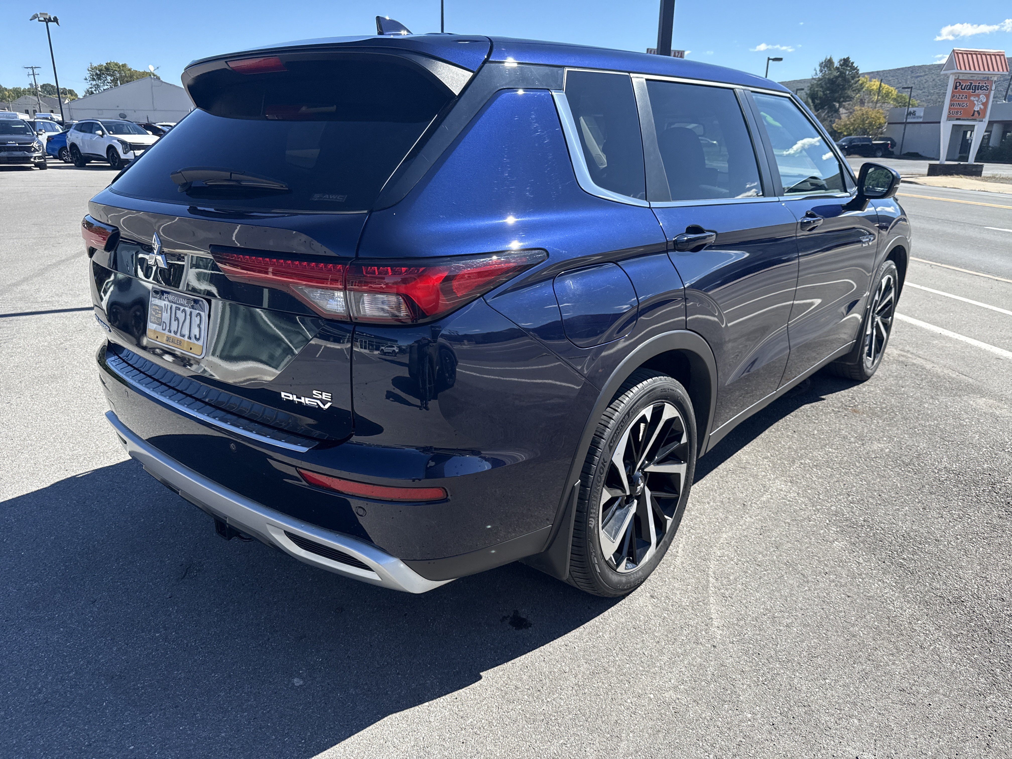 Used 2023 Mitsubishi Outlander SE AWD/4WD image 3