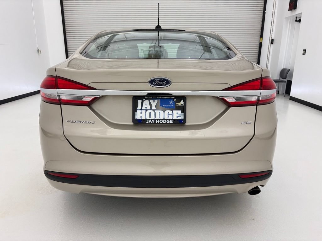 Used 2018 Ford Fusion SE FWD image 16