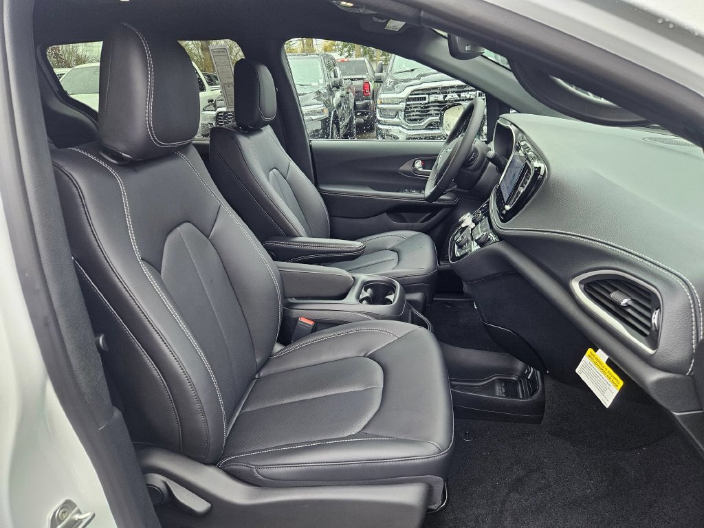 New 2026 Chrysler Pacifica Select AWD/4WD image 19