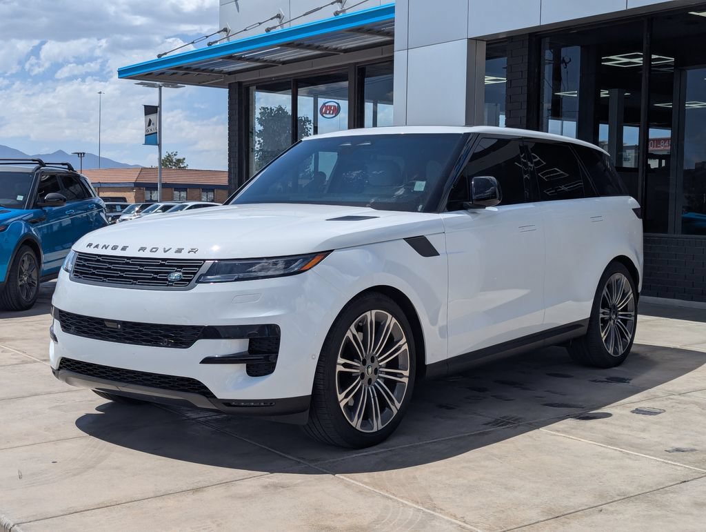Used 2025 Land Rover Range Rover Sport SE AWD/4WD image 4