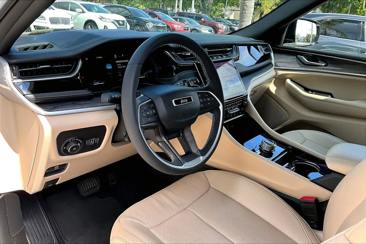 Used 2023 Jeep Grand Cherokee Limited w/ Luxury Tech Group II AWD/4WD image 18
