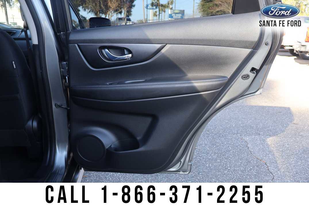 Used 2017 Nissan Rogue SV image 17