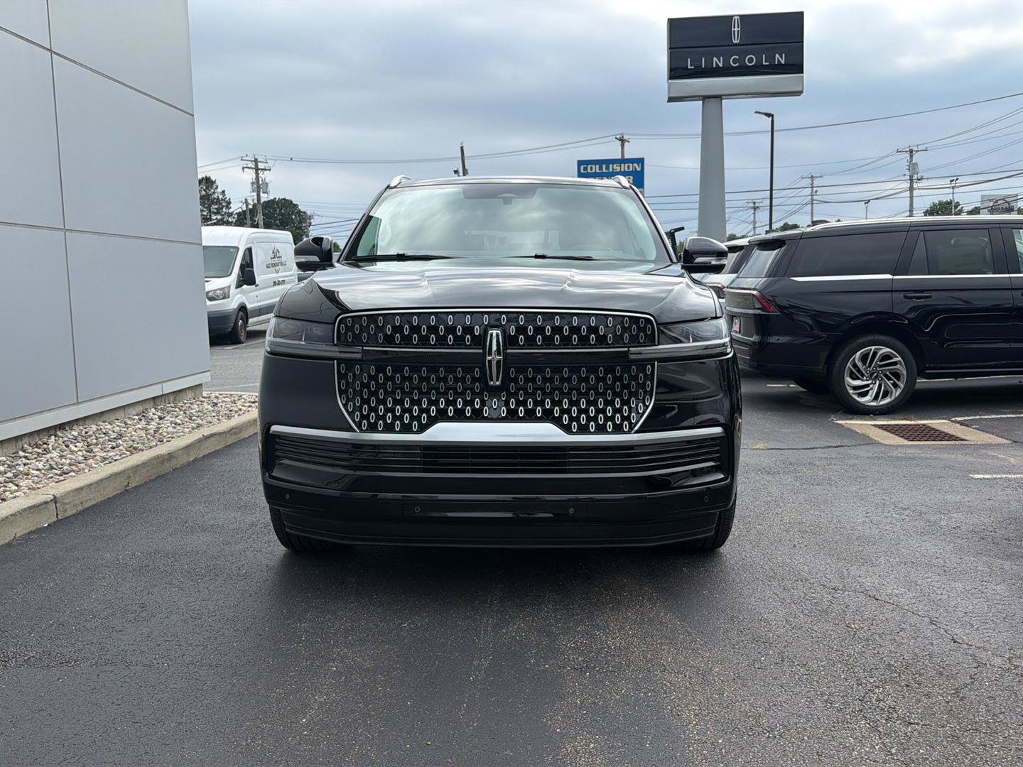 New 2026 Lincoln Navigator Reserve AWD/4WD image 2