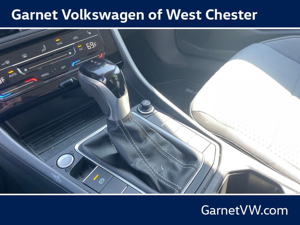 Certified 2025 Volkswagen Jetta SE w/ Black Wheel Package FWD image 23