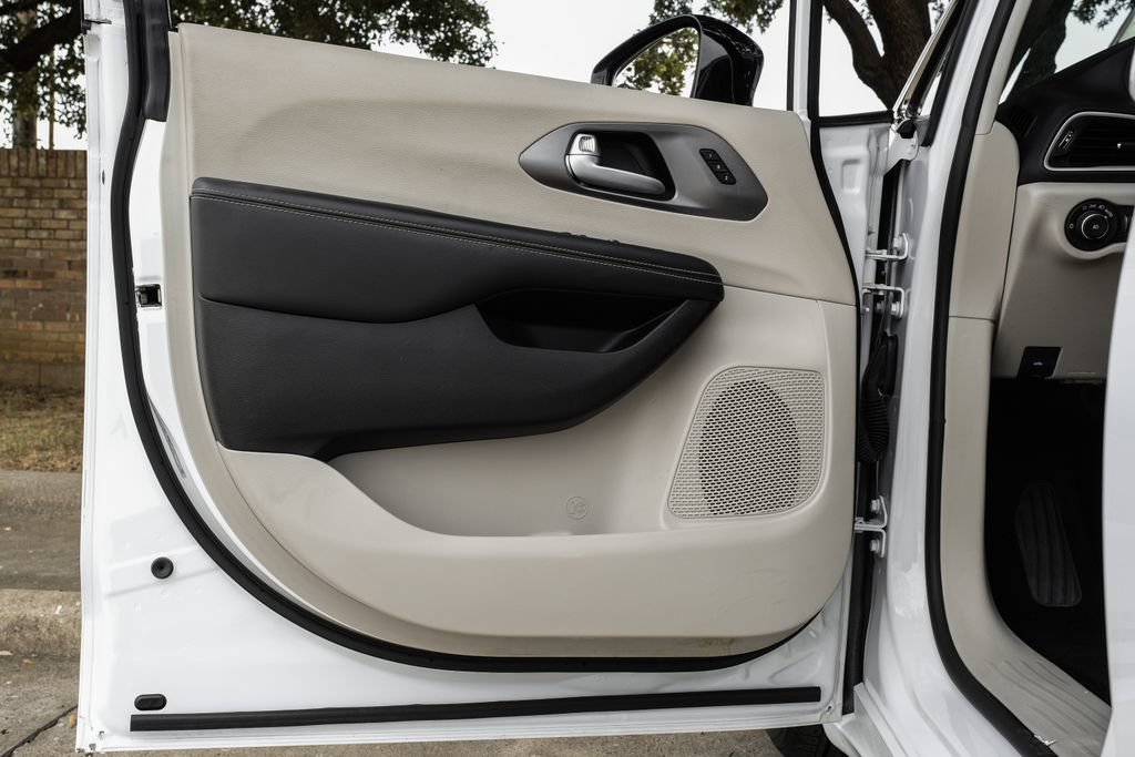 Used 2024 Chrysler Pacifica Touring-L FWD image 55