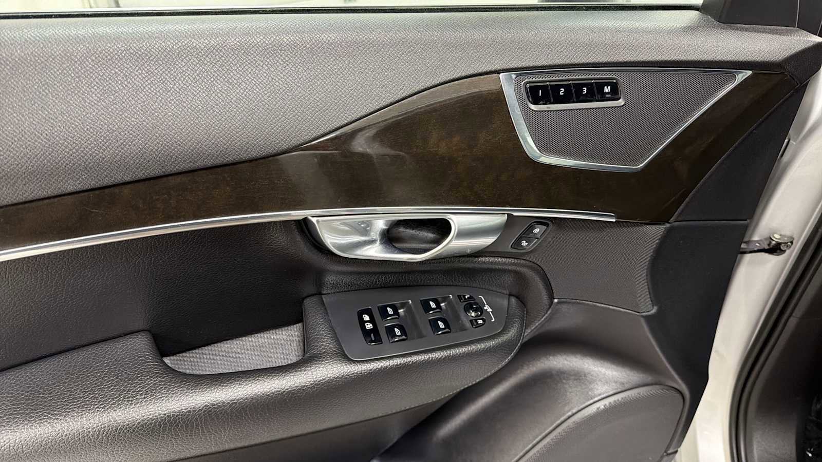 Used 2017 Volvo XC90 T6 Momentum w/ Vision Package image 15