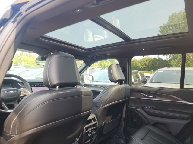 New 2025 Jeep Grand Cherokee Limited w/ Luxury Tech Group II image 4