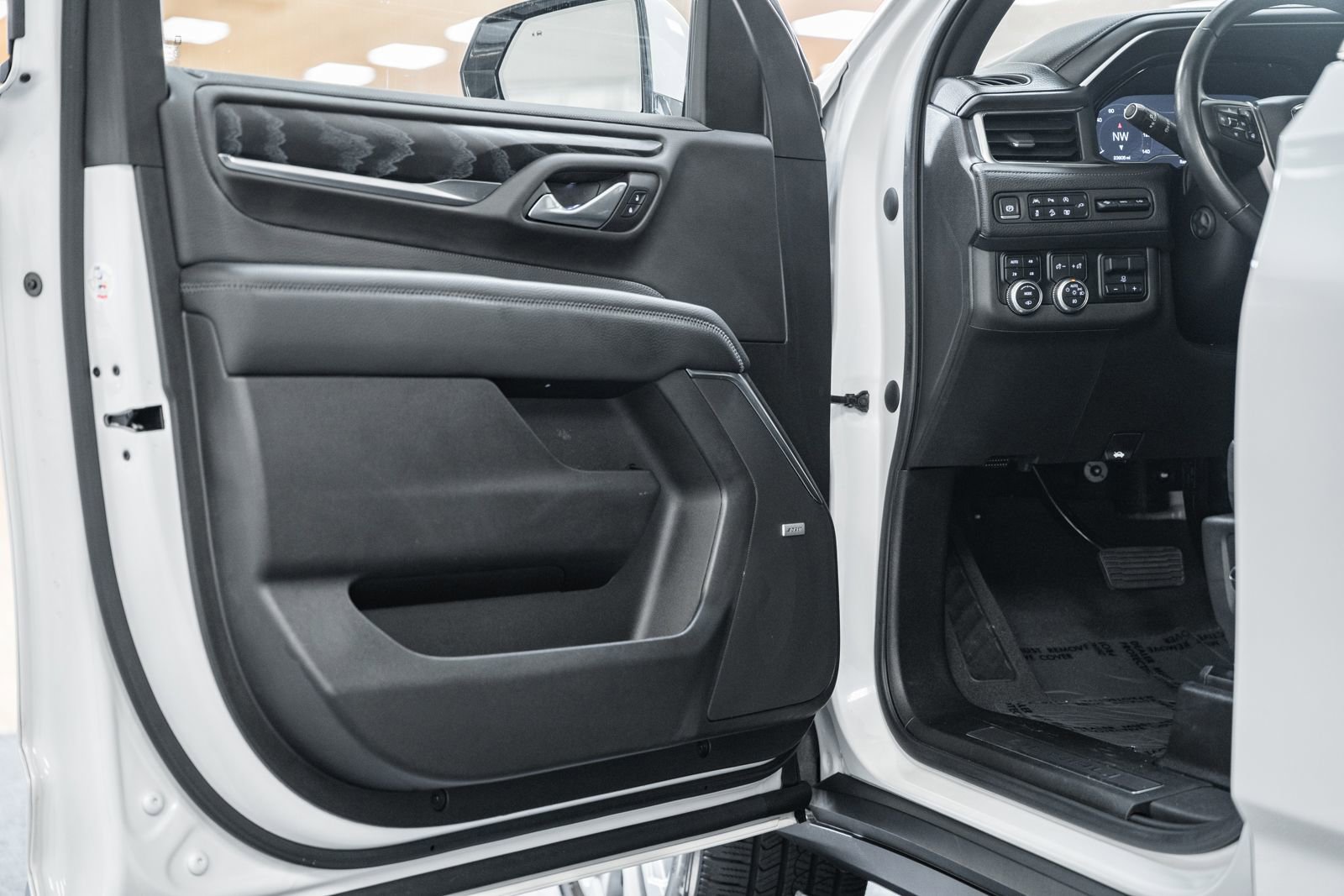 Used 2022 GMC Yukon Denali w/ Denali Premium Package AWD/4WD image 49