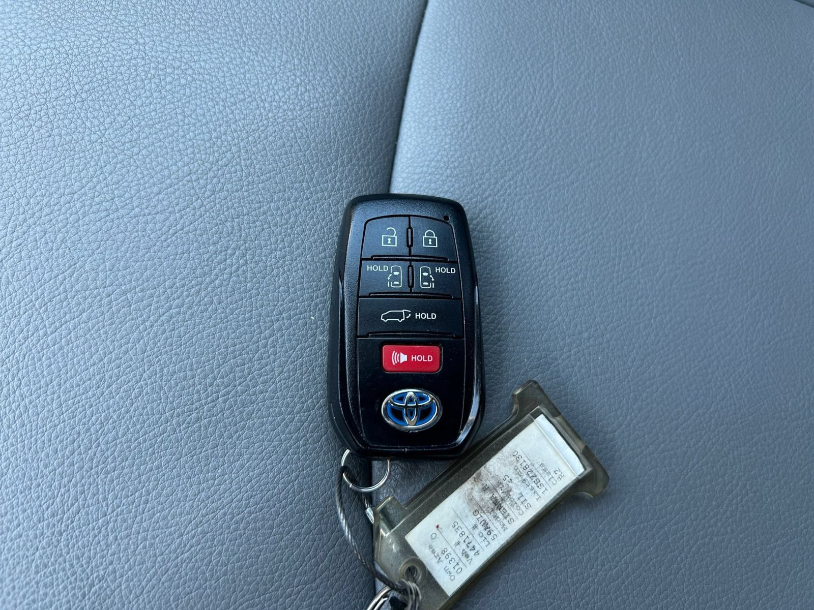 Used 2025 Toyota Sienna XLE FWD image 18