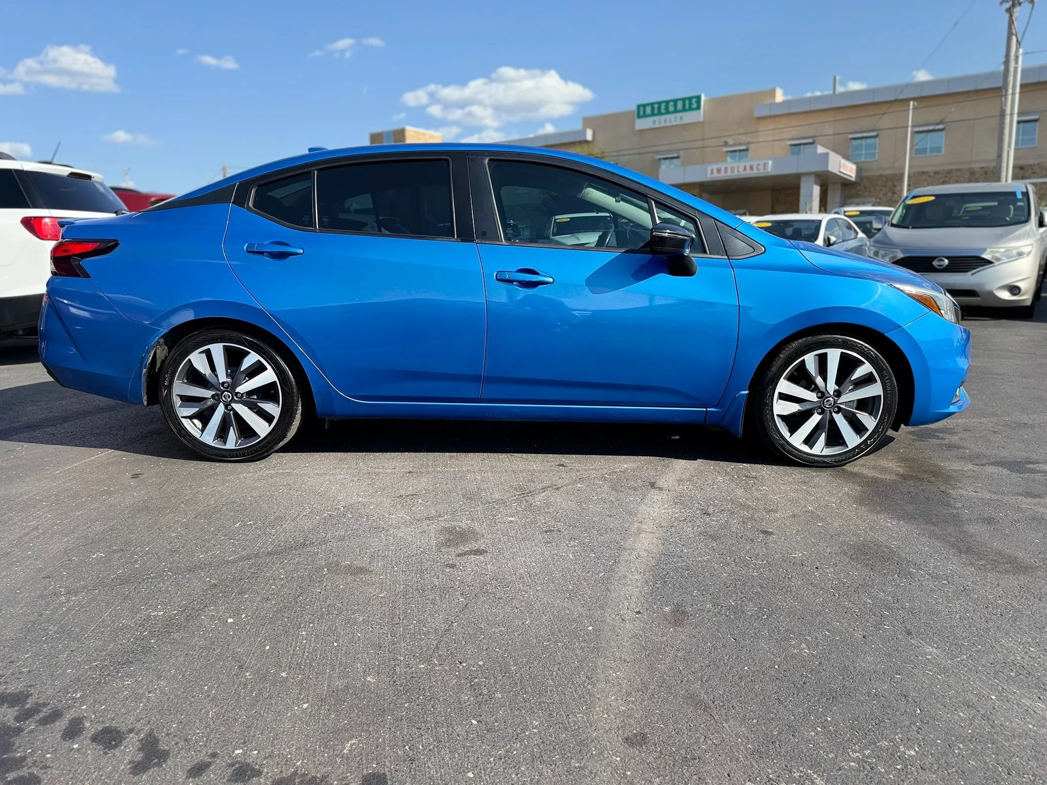 Used 2020 Nissan Versa SR FWD image 2