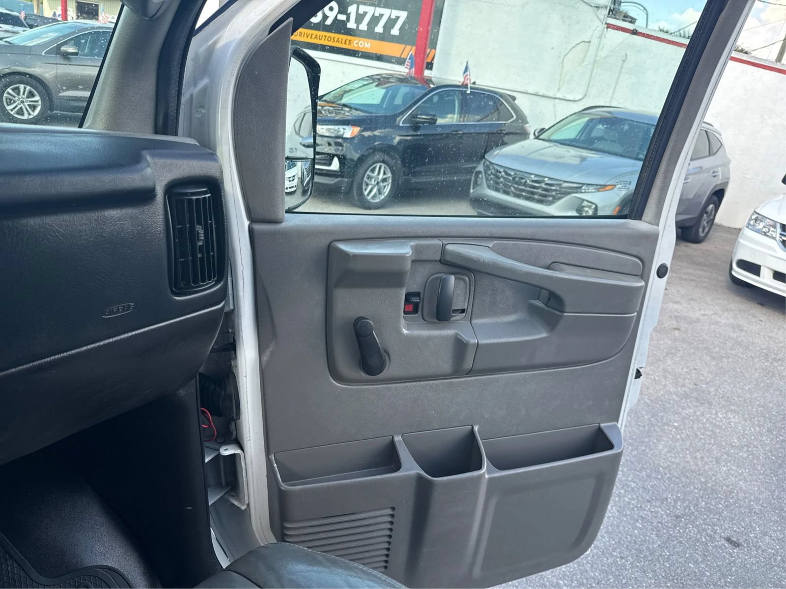 Used 2015 Chevrolet Express 3500 Extended RWD image 22