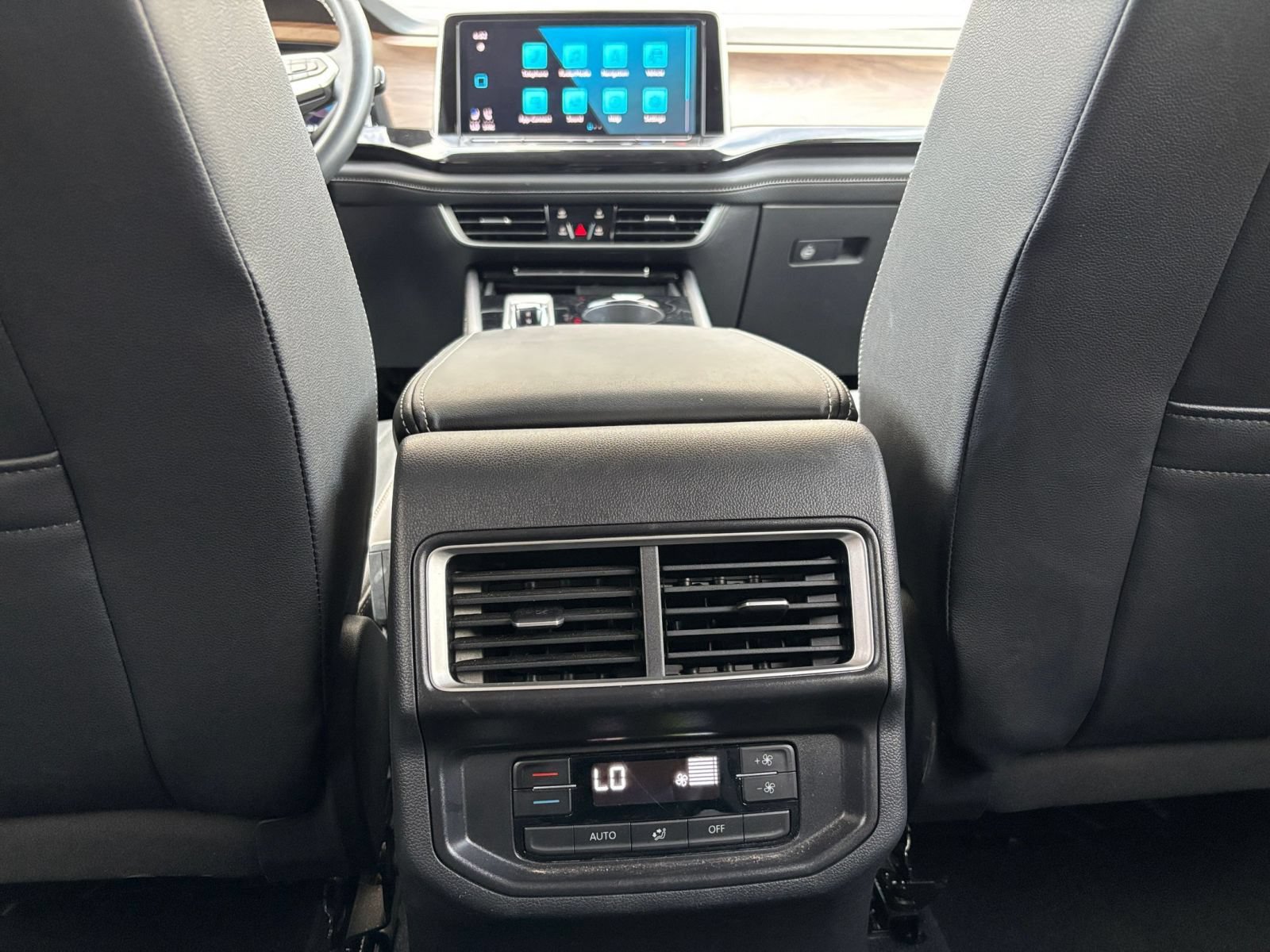 Used 2026 Volkswagen Atlas SE FWD image 25