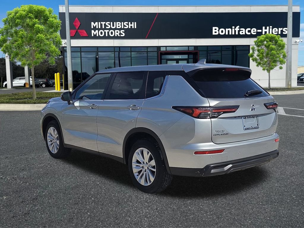 Used 2025 Mitsubishi Outlander ES FWD image 3