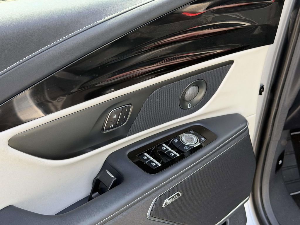 Used 2025 Lincoln Nautilus Reserve image 18