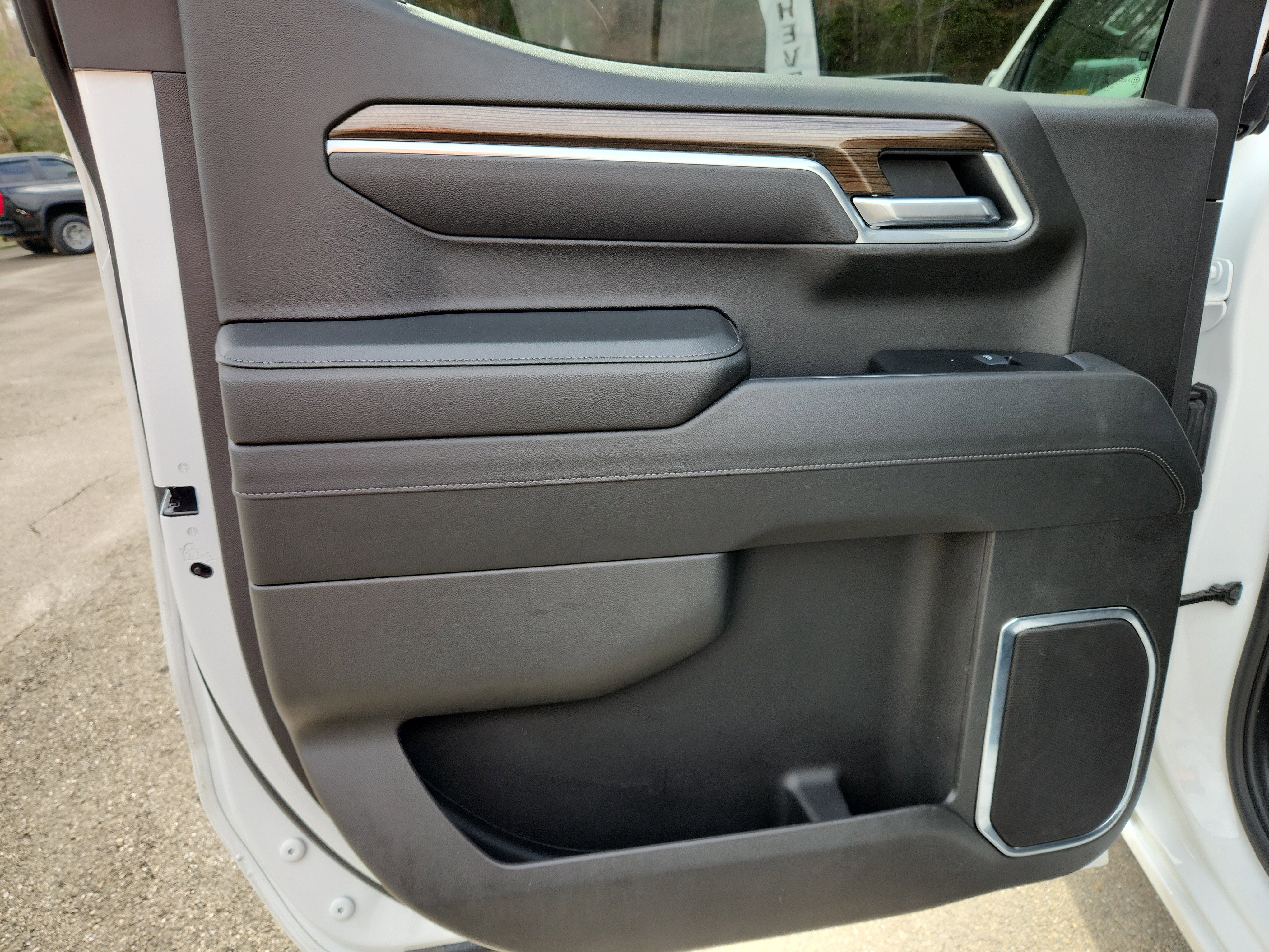 Used 2025 Chevrolet Silverado 1500 LT image 38